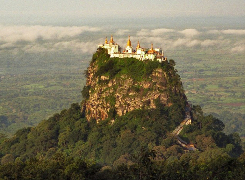 Ngoạn mục tu viện trên đỉnh núi lửa